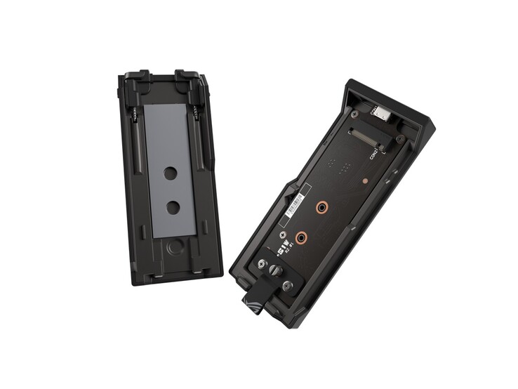 Asus ROG Strix Aiolos pokazujący wewnętrzną podkładkę termiczną i złącze M.2