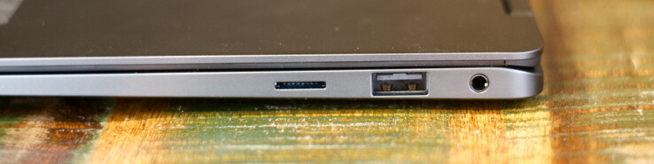 czytnik kart microSD; USB Type-A (3.2), gniazdo słuchawkowe 3,5 mm