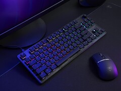 Klawiatura Turtle Beach Vulcan II TKL i bezprzewodowa mysz gamingowa Burst II Pro na biurku (źródło zdjęcia: Turtle Beach PR)