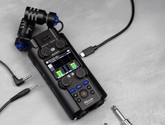Zoom prezentuje H5studio Handy Recorder z dużymi mikrofonami zdolnymi do przechwytywania wysokiej jakości nagrań audio na planie. (Źródło obrazu: Zoom)