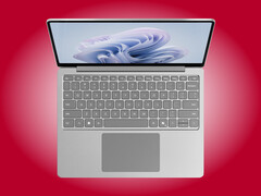 13-calowy laptop Surface waży około 1,2 kg.