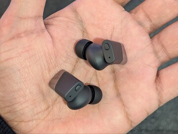 Fizyczny przycisk w górnej części słuchawek.