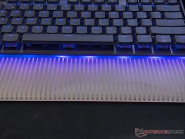 Światła RGB prześwitujące przez matową silikonową podkładkę pod mysz.