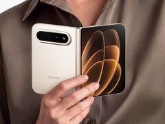 Oprócz koloru czerwonego model Xiaomi 18 Fold będzie również dostępny w kolorze czarnym i ciepłej bieli.