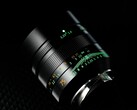 Obiektyw 7Artisans 75mm f/1.25 drugiej generacji posiada świecące w ciemności napisy. (Źródło zdjęcia: 7Artisans)