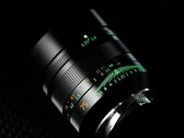 Obiektyw 7Artisans 75mm f/1.25 drugiej generacji posiada świecące w ciemności napisy. (Źródło zdjęcia: 7Artisans)