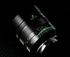 Obiektyw 7Artisans 75mm f/1.25 drugiej generacji posiada świecące w ciemności napisy. (Źródło zdjęcia: 7Artisans)