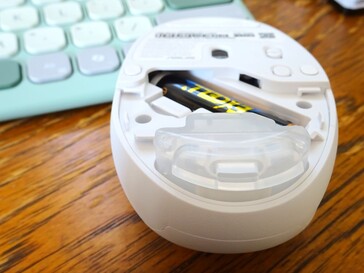 Fiolka zapachowa ma skierowany do tyłu otwór wentylacyjny. (Źródło zdjęcia: Notebookcheck)