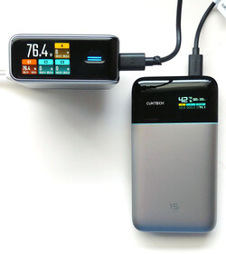 Cuktech 10 Ultra szybko ładuje power bank Cuktech 15 Air.