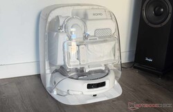Robot odkurzający czeka w swojej stacji.