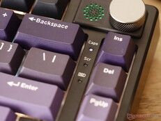 Wskaźniki informują o blokadzie klawiszy Caps Lock, blokadzie przewijania i powiadomieniach o stanie baterii. 