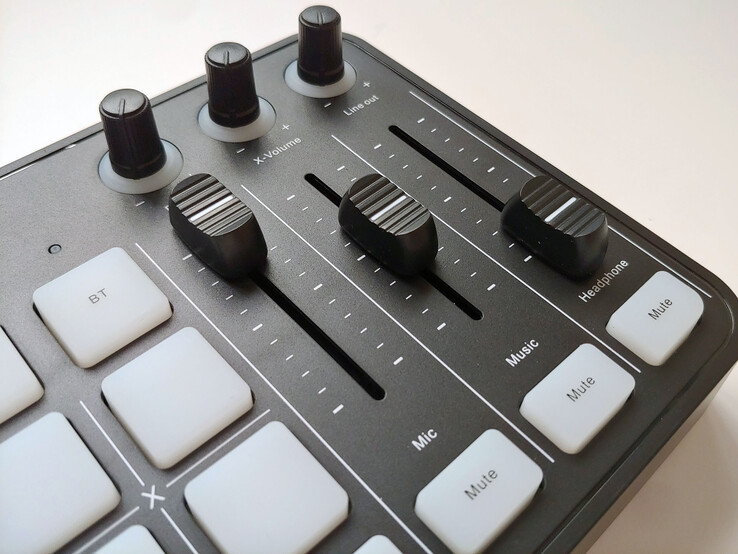 Pokrętła i suwaki.