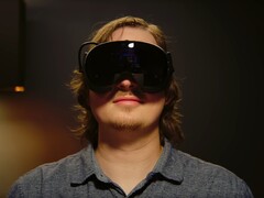 Gracz przedstawiony w goglach VR Steam Frame
