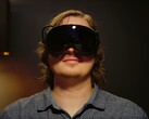 Gracz przedstawiony w goglach VR Steam Frame