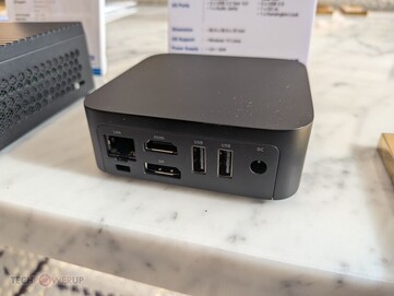 Porty ECS Liva Z4. (Źródło obrazu: TechPowerUp)