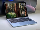 Applem4 MacBook Air (na zdjęciu) został obniżony do najniższej ceny w historii na Amazon. (Źródło zdjęcia: własne)