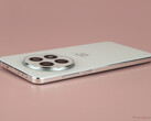 Uznaliśmy OnePlus 13 za swego rodzaju "rewolucję bateryjną", gdy recenzowaliśmy go w zeszłym roku. (Źródło zdjęcia: Notebookcheck)