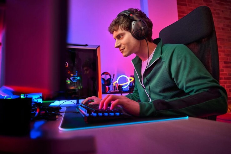 Nowa wersja słuchawek Sennheiser HD 620S charakteryzuje się czerwonymi akcentami na całej powierzchni.
