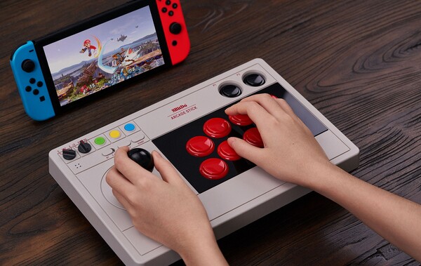 Arcade Stick 8BitDo podłączony do konsoli Nintendo Switch. (Źródło obrazu: 8BitDo)