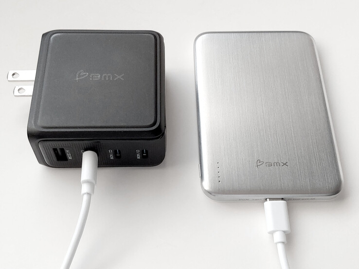Ładowarka USB BMX GaNSTA 140W z power bankiem BMX SolidSafe Air.