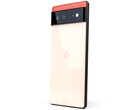 Widok z tyłu telefonu Google Pixel 6 przedstawiający logo „G” oraz czarny pasek aparatu