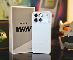 Smartfon pierwszej generacji Honor Win przesunięty względem pudełka.