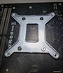 Tył jednej z płytek, dokładnie w miejscu, gdzie znajduje się układ SoC firmy Intel w laptopie