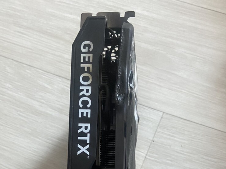 Widok z góry stopionej płyty tylnej karty graficznej EmTek StormX Dual RTX 4060 Ti. (Źródło zdjęcia: user_634494 na Quasar Zone)