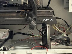 Użytkownik Reddita podpiera kartę graficzną w swoim komputerze starą Nokią 6124 Classic. (Źródło zdjęcia: u/bulochklem via Reddit)