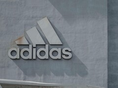 Logo Adidas na ścianie firmy (źródło zdjęcia: H&amp;amp;CO/Pexels)