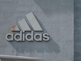 Logo Adidas na ścianie firmy (źródło zdjęcia: H&amp;CO/Pexels)