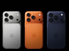 Trzy urządzenia Apple iPhone 17 Pro w kolorach srebrnym, pomarańczowym i ciemnoniebieskim (źródło zdjęcia: Apple)