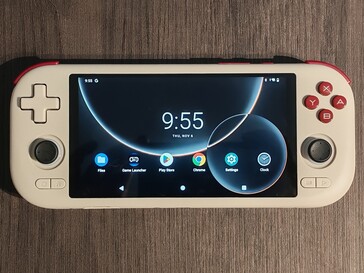 Zwykłe elementy sterujące są obecne, choć pad kierunkowy nie należy do najlepszych w swojej klasie (źródło obrazu: Notebookcheck)