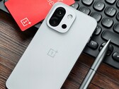 OnePlus 13T to jeden z kilku kompaktowych telefonów klasy premium dostępnych w Chinach, ale nie na całym świecie. (Źródło zdjęcia: Flying Bun na Weibo)