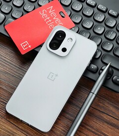 OnePlus 13T to jeden z kilku kompaktowych telefonów klasy premium dostępnych w Chinach, ale nie na całym świecie. (Źródło zdjęcia: Flying Bun na Weibo)