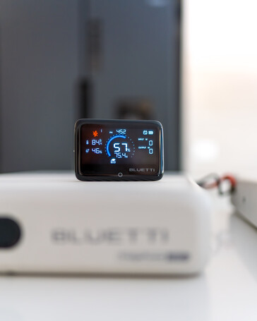 Bluetti oferuje również opcjonalny ekran magnetyczny Display 1 