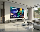 Telewizor Hisense 116UXS (na zdjęciu wiszący na ścianie w salonie) jest prezentowany na targach CES 2026. (Źródło zdjęcia: Hisense)