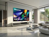 Telewizor Hisense 116UXS (na zdjęciu wiszący na ścianie w salonie) jest prezentowany na targach CES 2026. (Źródło zdjęcia: Hisense)