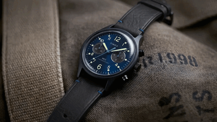 Obie wersje mają kopertę o średnicy 40 mm, rozstaw uszu wynoszący 46,5 mm oraz grubość 9,5 mm, a także wypukłe szkło akrylowe.