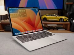 Niestandardowy &quot;iPadBook&quot; z iPadem Pro M4 podłączonym do podstawy MacBooka Air, z systemem macOS za pośrednictwem Sidecar. (Źródło obrazu: 舒灿ShuCanTech za pośrednictwem YouTube)