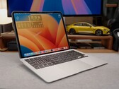 Niestandardowy "iPadBook" z iPadem Pro M4 podłączonym do podstawy MacBooka Air, z systemem macOS za pośrednictwem Sidecar. (Źródło obrazu: 舒灿ShuCanTech za pośrednictwem YouTube)