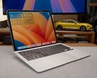 Niestandardowy "iPadBook" z iPadem Pro M4 podłączonym do podstawy MacBooka Air, z systemem macOS za pośrednictwem Sidecar. (Źródło obrazu: 舒灿ShuCanTech za pośrednictwem YouTube)