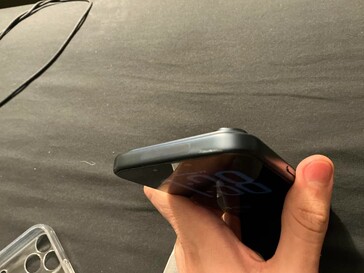 Kolejny iPhone 17 Pro wgnieciony w etui Spigen. (Źródło zdjęcia: u/ChakiWRLD)