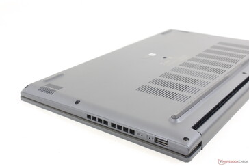 Wzornictwu brakuje chromowanego wykończenia i granatowego połysku serii ZenBook