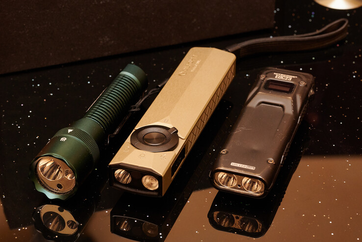 K1 firmy Acebeam oferuje podobny zestaw funkcji, a EDC23 firmy Nitecore ma podobną obudowę. (Źródło zdjęcia: Andreas Sebayang/Notebookcheck.com)