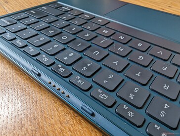 Podstawa klawiatury ma dwa tryby połączenia: Fizyczne lub Bluetooth