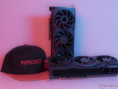 RX 7900 XT i RX 7900 XTX mają cenę detaliczną odpowiednio 899 i 999 USD. (Źródło: Notebookcheck)