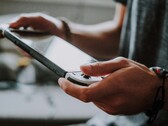 5 najlepszych konsol przenośnych do grania w podróży (Źródło: Unsplash)