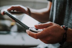 5 najlepszych konsol przenośnych do grania w podróży (Źródło: Unsplash)