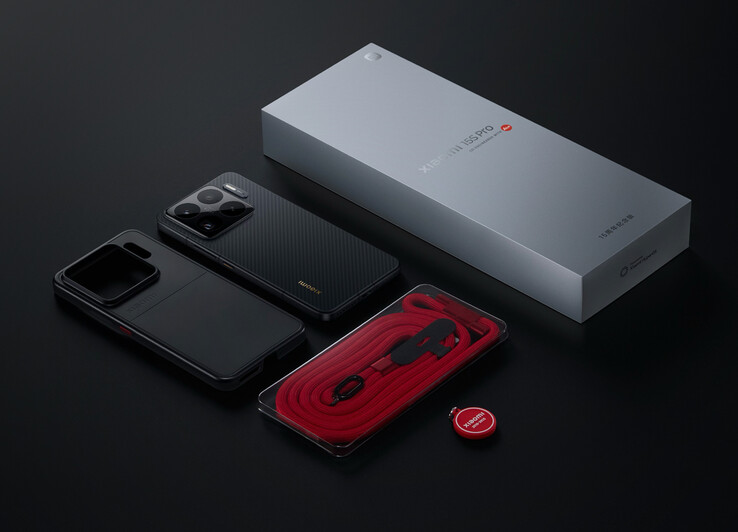 Xiaomi 15S Pro jest dostarczany z przydatnymi akcesoriami w pudełku. (Źródło obrazu: Xiaomi)
